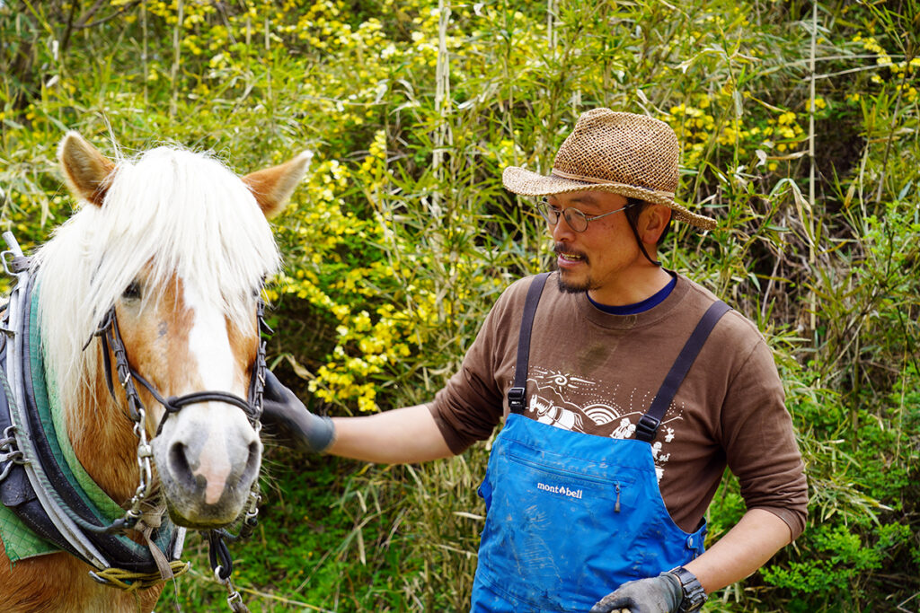 馬車の車輪または馬耕道具のようなもの　詳細不明 馬は家族のパートナー。今ここにある自然・もの・人に生かされて暮らす